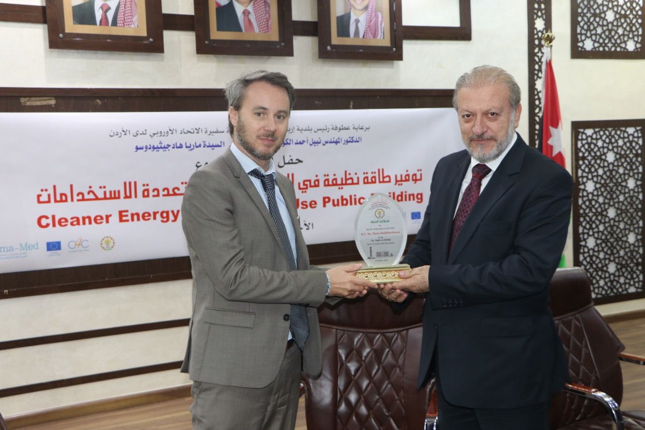 6e5b7acf c072 4e49 9ba7 9a9012ffacad